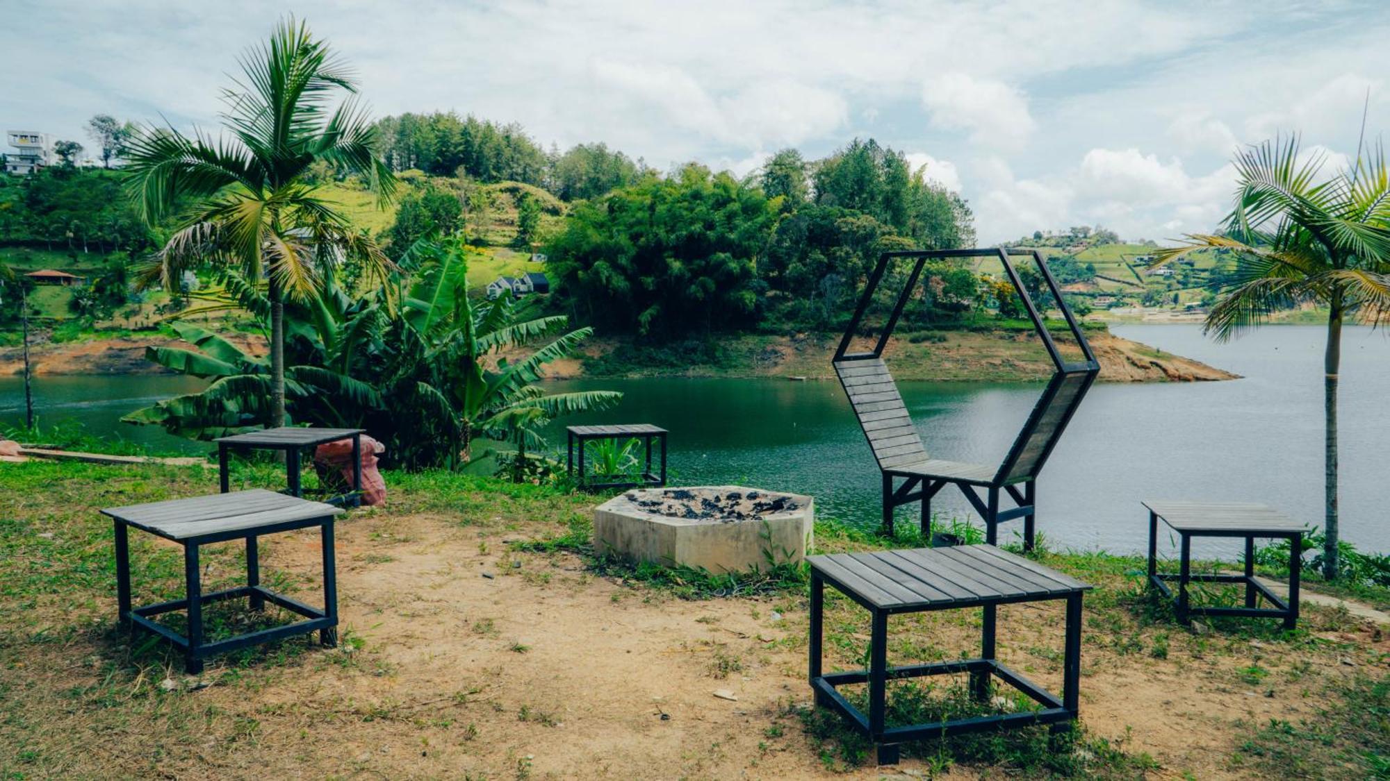 Viajero Guatape Hostel & Lake Club Экстерьер фото